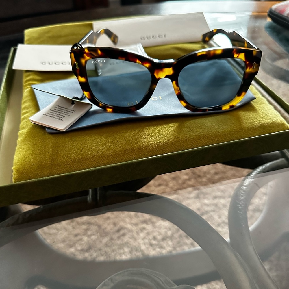 GUCCI ❤️ SUNGLASSES WITH LIMITED EDITION VELVET CASE POUCH. BRAND NEW w/TAG